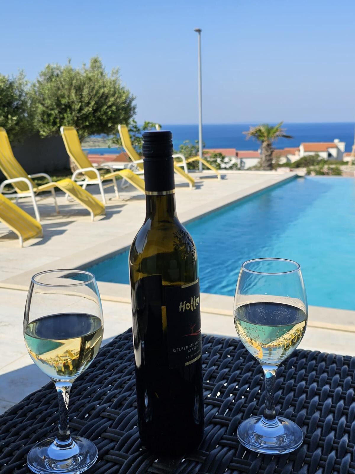 Una piscina al aire libre de temporada, sillones reclinables de piscina