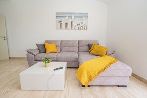 تلفزيون بشاشة مسطحة بحجم 45-بوصة يعرض قنوات تلفزيونية باشتراك مدفوع