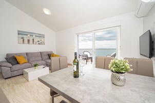 Apartamento standard, varanda, vista para o mar | Área de estar | TV de tela plana 45 polegadas com canais a cabo