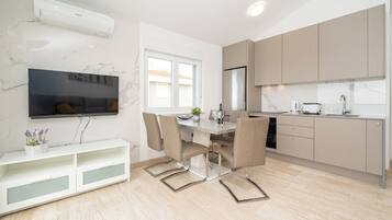 Standard-Apartment, Terrasse, Meerblick | Wohnbereich | 45-Zoll-Flachbildfernseher mit Kabelempfang