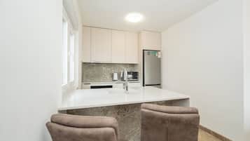 Estúdio standard, acesso à piscina, no piso térreo | Opções para refeição no quarto