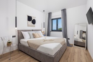 3 bedrooms, iron/ironing board, WiFi, bed sheets - Beautiful view at Villa Mantis (Golovik)