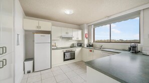 Fridge, microwave, oven, stovetop - Fountain Court 24: 2  BR, 1  BA Apartment in Port Macquarie, Sleeps 7 (Port Macquarie)