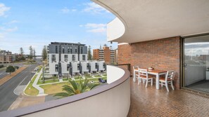 Outdoor dining - Fountain Court 24: 2  BR, 1  BA Apartment in Port Macquarie, Sleeps 7 (Port Macquarie)
