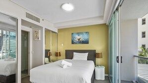 A hotel room with a large bed, two bedside lamps, a painting on the wall, and a balcony with a railing. - Brisbane City Retreat With Private Balcony (Brisbane)