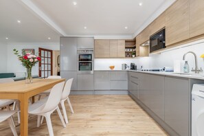 Fridge, microwave, oven, dishwasher - John Coupar Court (No 10) (St Andrews)