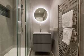 Shower, hair dryer, towels, soap - John Coupar Court (No 10) (St Andrews)