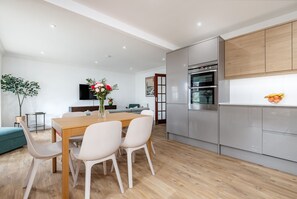 Dining - John Coupar Court (No 10) (St Andrews)