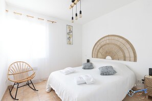 1 bedroom, iron/ironing board, WiFi, bed sheets - L'Olivier en Provence - House in quiet residence with pool terrace (Loriol-du-Comtat)