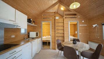 Hytte – comfort | Eget kjøkken | Kokeplater, høy barnestol og kjøkkenutstyr