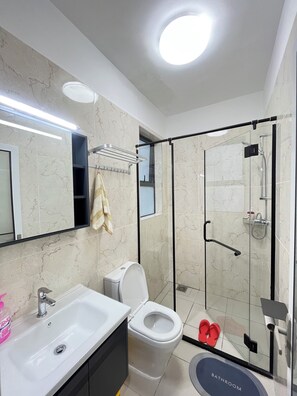 Regadera, toallas, jabón, papel de baño 
