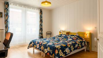 1 slaapkamer, een strijkplank/strijkijzer, wifi, beddengoed