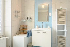 Douche, sèche-cheveux, serviettes fournies