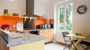 Een koelkast, een magnetron, een oven, een kookplaat