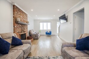 8 bedrooms - Hot Tub Fire Pit Huge Yard Dual Homes Sleeps 18 (Suffern)