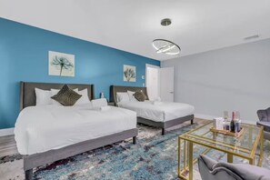 House | 8 bedrooms - Hot Tub Fire Pit Huge Yard Dual Homes Sleeps 18 (Suffern)