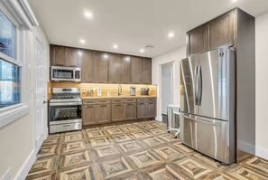 House | 8 bedrooms - Hot Tub Fire Pit Huge Yard Dual Homes Sleeps 18 (Suffern)