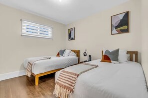 House | 8 bedrooms - Hot Tub Fire Pit Huge Yard Dual Homes Sleeps 18 (Suffern)