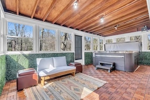 8 bedrooms - Hot Tub Fire Pit Huge Yard Dual Homes Sleeps 18 (Suffern)