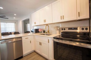 Fridge, cookware/dishes/utensils - Bay Esplanade By GoldenCoastRentals (Clearwater)