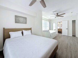 5 bedrooms, iron/ironing board, travel cot, WiFi - Bay Esplanade By GoldenCoastRentals (Clearwater)
