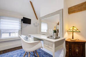 Unclassified image, 5 of 25, button - Large Boutique Period House for Large Groups (14), Parking for 2 Cars Near Bath (Bath)