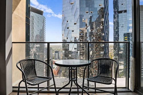 2-bed High-rise Apartment With Pool & Gym