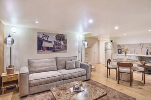TV, offices - Stunning Air-Conditioned Loft - Bastille Le Marais (Paris)