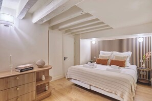 2 bedrooms, iron/ironing board, WiFi, bed sheets - Stunning Air-Conditioned Loft - Bastille Le Marais (Paris)