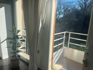 A balcony with a metal railing, a potted plant, and a teddy bear keychain. - Magnificent 60 m2 apartment with very large garden 2 steps from Vercors/Drôme provençale (Beaumont-lès-Valence)