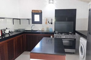 Private kitchen - Villa de luxe, Cuisine Equipée, Piscine Privée, 2 salles de bains, Nosy Be (Nosy Be)