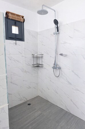 Shower, towels, soap, toilet paper - Villa de luxe, Cuisine Equipée, Piscine Privée, 2 salles de bains, Nosy Be (Nosy Be)