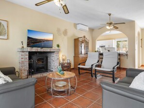 Smart TV y chimenea 