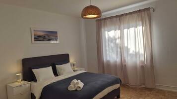 4 bedrooms, iron/ironing board, WiFi, bed sheets