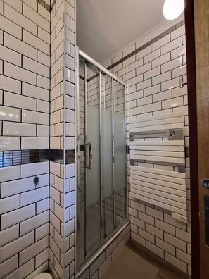 Douche, séchoir à cheveux, serviettes fournies, savon