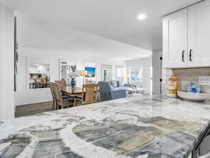 Dining - 511- Gulf-Front Destin🌊 Free Bch Svc✨Newly Remodeled/New to Rental Program! (Destin)