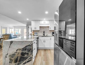 Fridge, microwave, oven, stovetop - 511- Gulf-Front Destin🌊 Free Bch Svc✨Newly Remodeled/New to Rental Program! (Destin)
