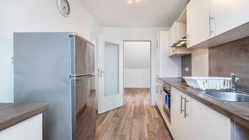 Wasserkocher mit Kaffee-/Teezubehör, Kühlschrank, Mikrowelle, Ofen