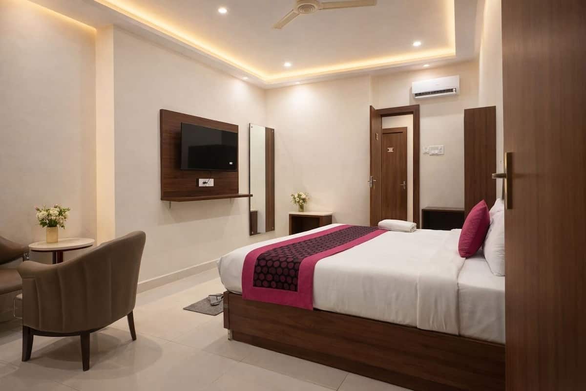 Escritorio y espacio para trabajar con laptop 