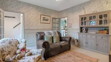 Mökki, 1 makuuhuone, tupakointi kielletty | Oleskelualue | 43–tuumainen äly-TV, jossa digitaalikanavat