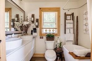 Hair dryer, towels, soap, shampoo - Quiet Mountain Escape Near App State (Vilas)