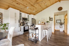 Fridge, microwave, oven, stovetop - Quiet Mountain Escape Near App State (Vilas)