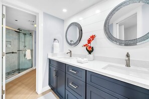 Shower, hair dryer, towels - 🏖️East Pass Towers 105 - Emerald Breeze | Gulf Front | Pool🏖️ (Destin)