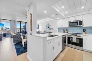 Fridge, microwave, oven, stovetop - 🏖️East Pass Towers 105 - Emerald Breeze | Gulf Front | Pool🏖️ (Destin)