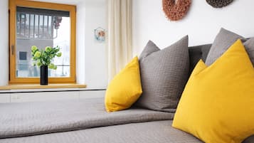 2 bedrooms, internet, bed sheets