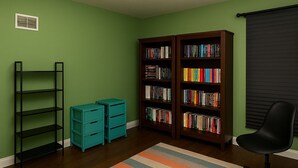 Um quarto com estante, escrivaninha, cadeira e tapete listrado.