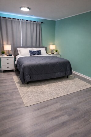 4 bedrooms, iron/ironing board, WiFi, bed sheets - FIFA 2026 Ready! - Sleeps 8, 9 Min to Stadium, Off Hwy 70, Quiet & Convenient (Kansas City)