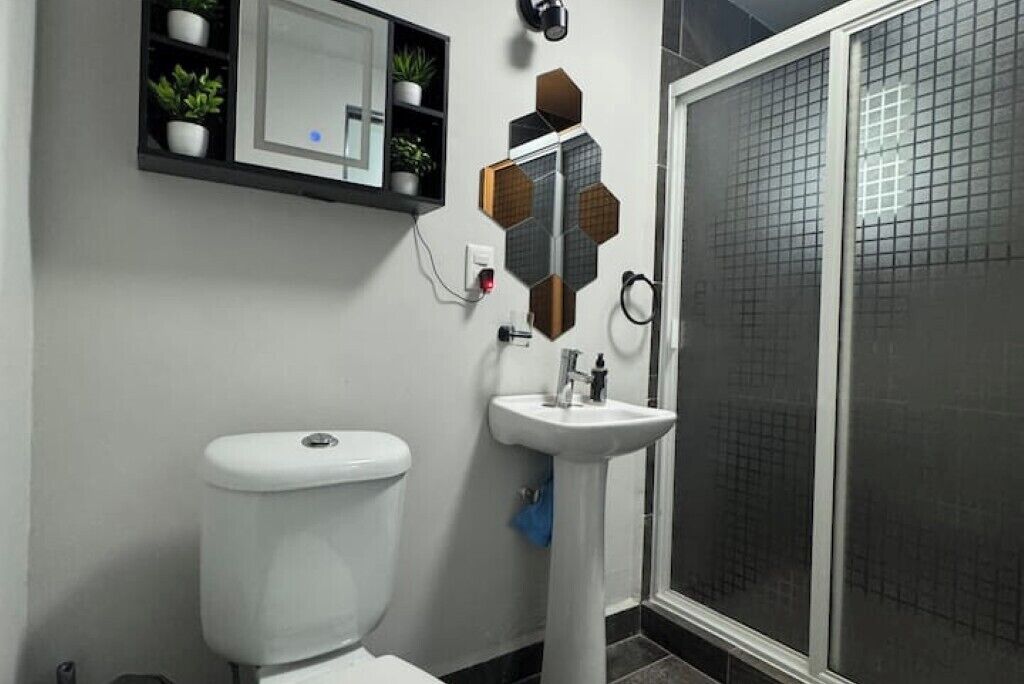 Sèche-cheveux, serviettes fournies, papier toilette