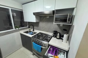 Fridge, microwave, stovetop, coffee/tea maker - Your temporary accommodation in Monterrey: Wi-Fi, garage (San Nicolás de los Garza)