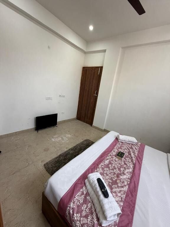 In-room safe, desk, iron/ironing board, free WiFi